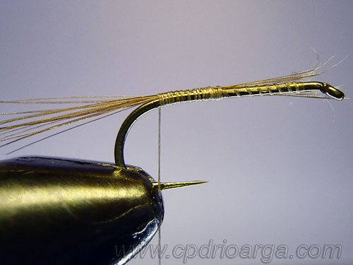 Sujetamos el anzuelo en el torno, con el hilo de montaje ponemos los cercos. parachut2