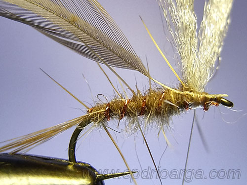 Añadimos la pluma de gallo que formará el collar parachut9