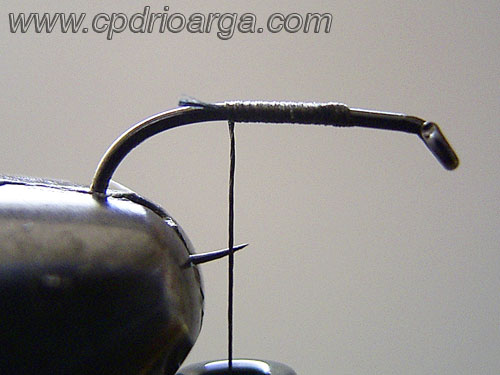 Colocamos el anzuelo y empezamos a enrrollar el hilo de montaje hormiga 1