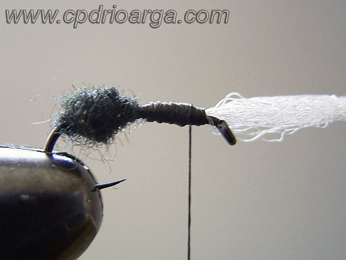 Sujetamos el penacho de antron yarn. hormiga 3