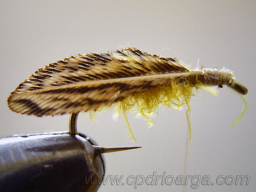 Colocamos la segunda ala, formando un triangulo con las dos. trico7