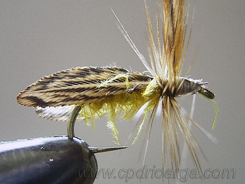 Añadimos la pluma del collar, la enrrollamos y anudamos finalizando el montaje trico8