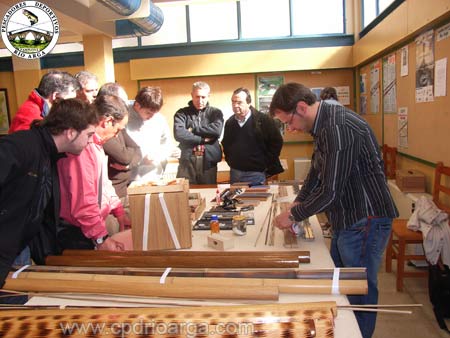 Rafael Vigara explicando el proceso de fabricación de una caña de bambú rafa