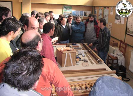 Rafael Vigara explicando el proceso de fabricación de una caña de bambú rafa2