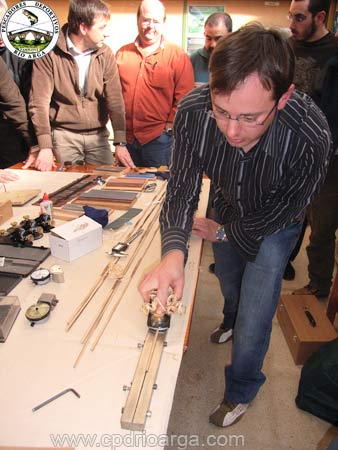 Rafael Vigara enseñando el proceso de fabricación de una caña de bambú rafa3