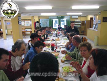 Vista de un momento de la comida comiendo