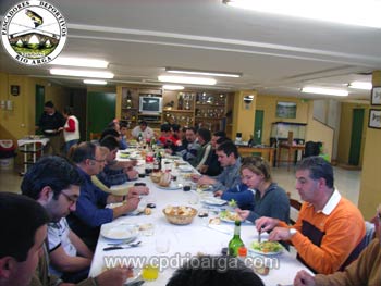 Vista de un momento de la comida comiendo2