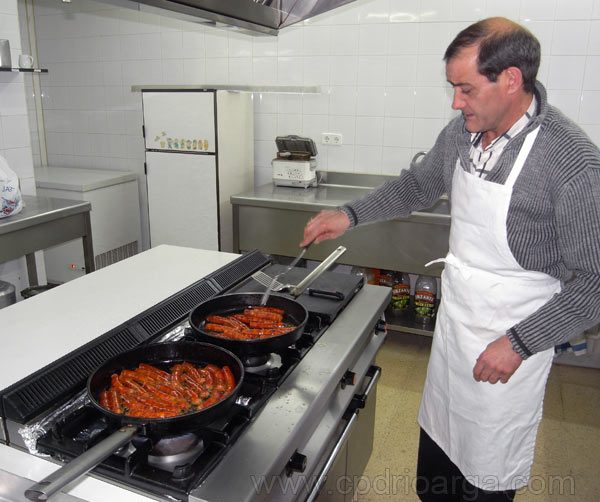 Andrés preparando el almuerzo chistorrada