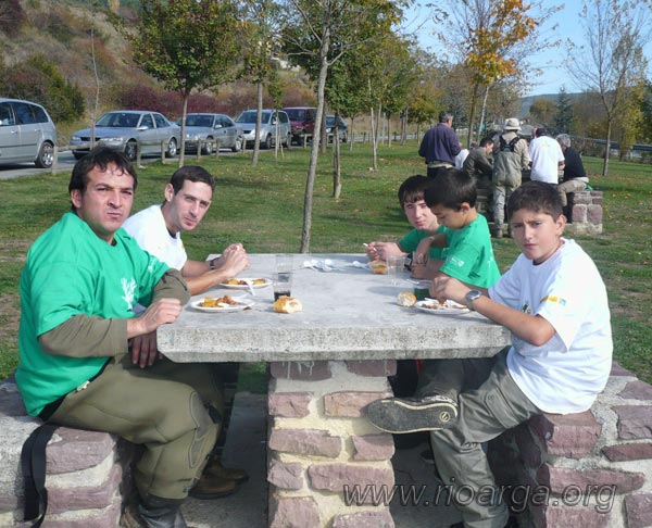 Los mas jóvenes almorzando muchacos