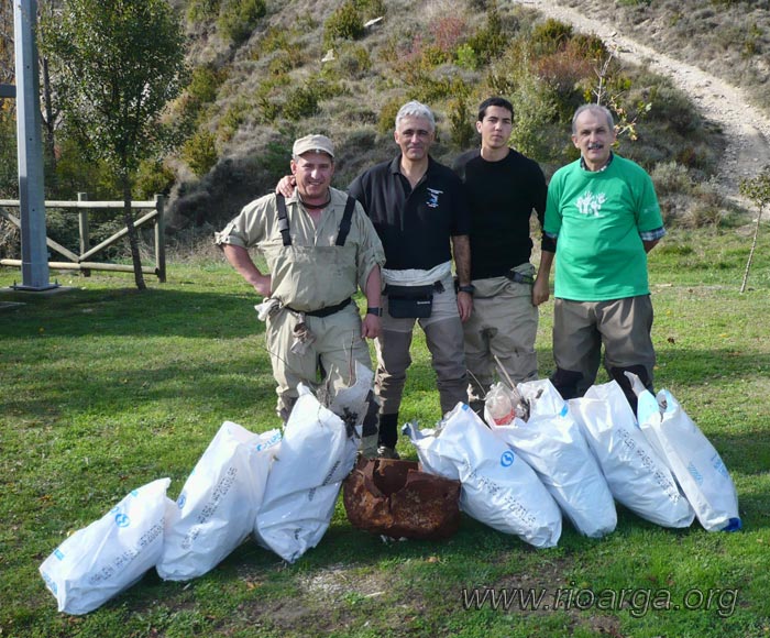 Grupo de la zona de Arleta con la basura recogida enesa zona, hay hasta un tambor de lavadora zona-arleta