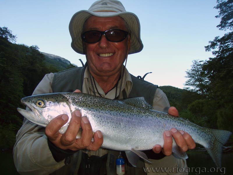 Jesús Lamberto con una trucha del Río Rivadavia
