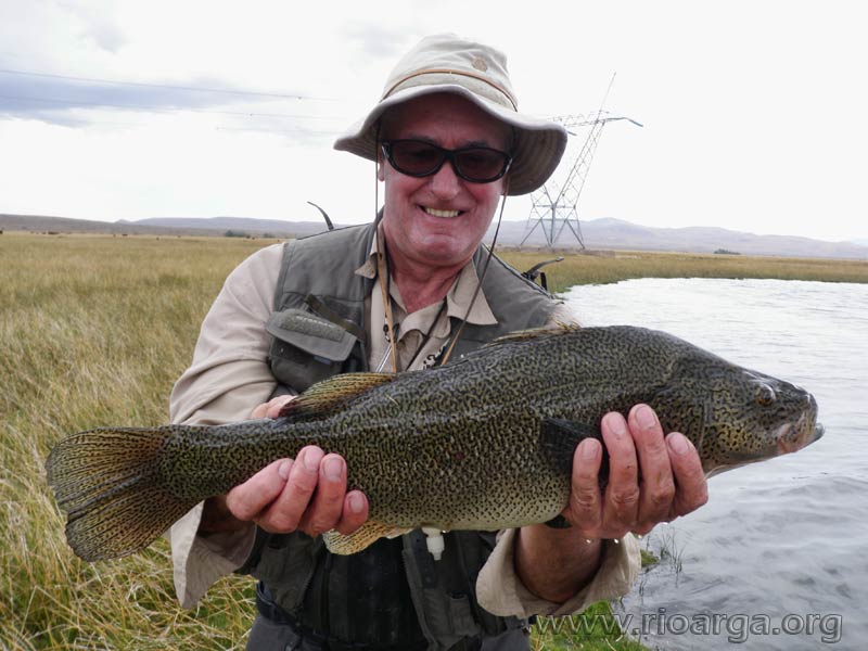 Río Arroyo pescado. Jesús Lamberto con una Perca Patagónica.