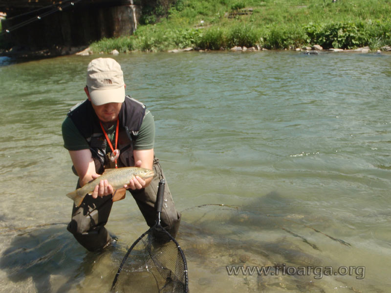 El autor mostrandonos una trucha