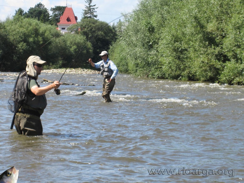 Pepe haciendo como que saca algo, en este caso una "salmopiedra"