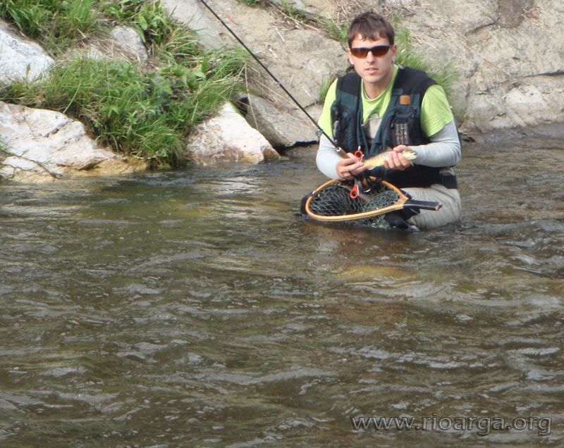 Aritz  con una trucha en el  Poprad