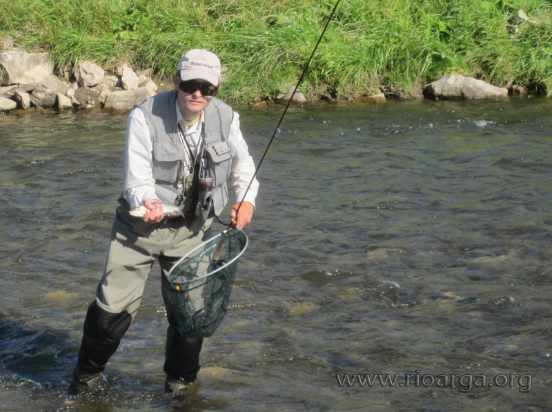 Vladi nos muestra un t&iacute;malo pescado en el Poprad